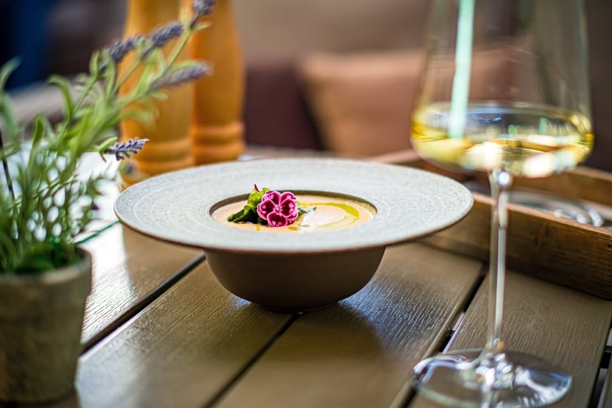 Die kalte Jahreszeit steht vor der Tr: Welche Weine passen zu Suppen, Cremes und Brhen?