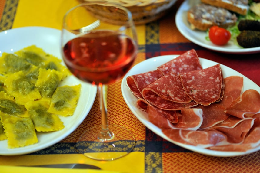 lambrusco-wein und speisenbegleitung